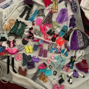 Huge monster high clothing / accessories lot